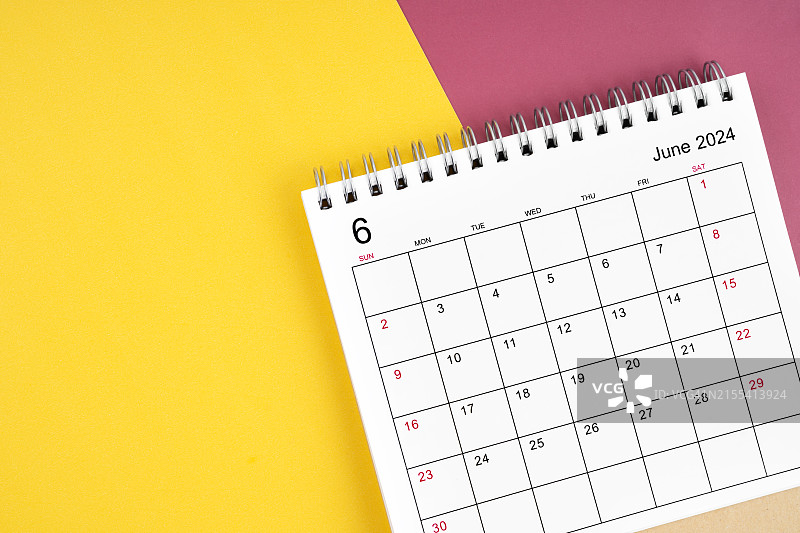 黄色和粉色背景上的2024年6月台历，带复制空间图片素材