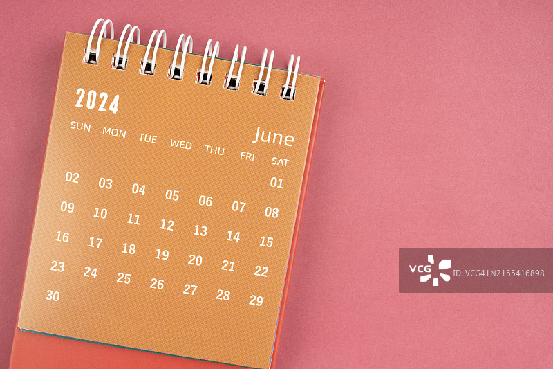 2024年六月红色背景桌面日历，带文案空间图片素材
