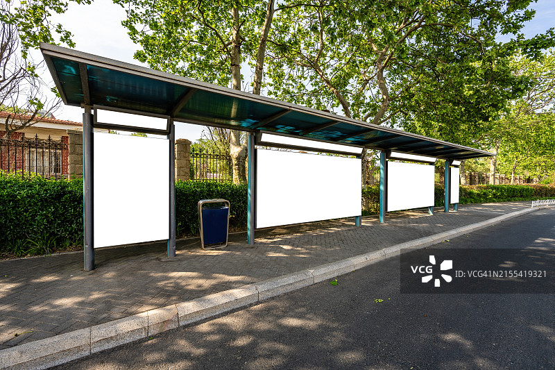 主干道旁空白广告牌图片素材