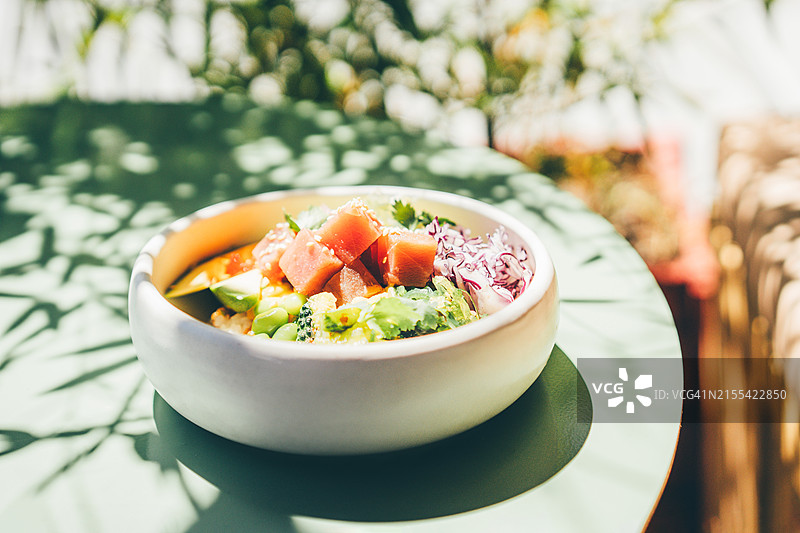 户外餐桌上的有机食材波奇碗图片素材