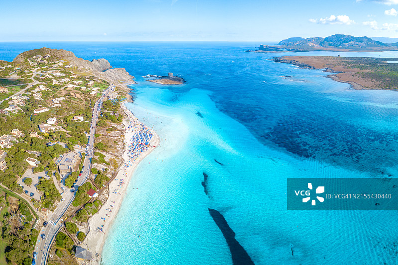 意大利撒丁岛斯廷蒂诺拉佩罗萨海滩和猎鹰塔航拍图片素材