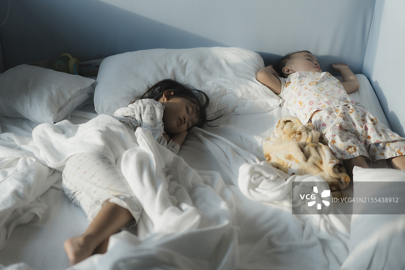 哥哥姐姐安详睡眠的特写照片图片素材