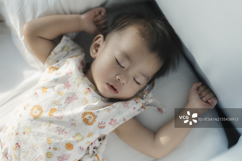 婴儿安详闭眼睡眠特写照片，平静祥和的休息时刻图片素材