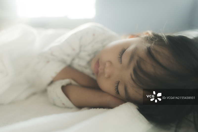亚洲儿童闭眼熟睡特写图片素材