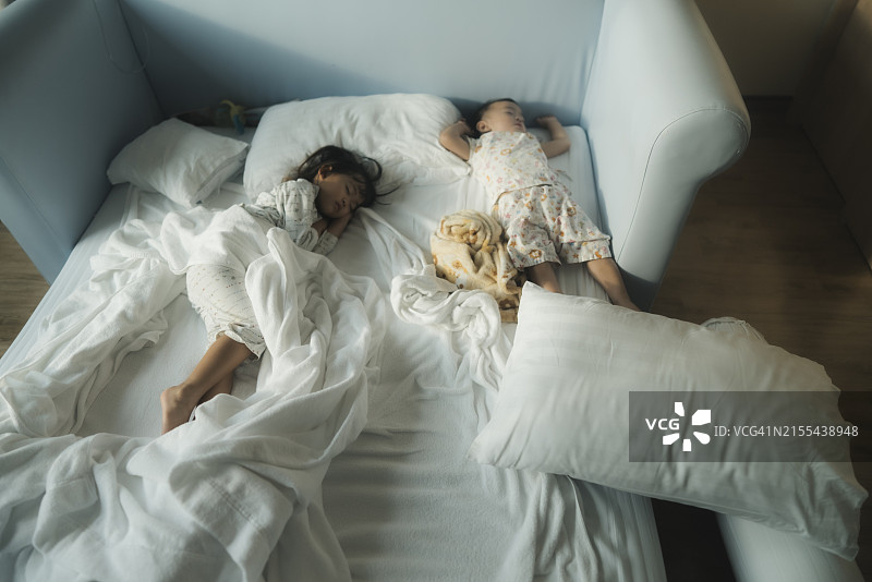哥哥姐姐安详睡眠的特写照片图片素材
