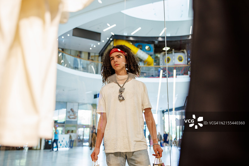 观看商店橱窗的少年图片素材