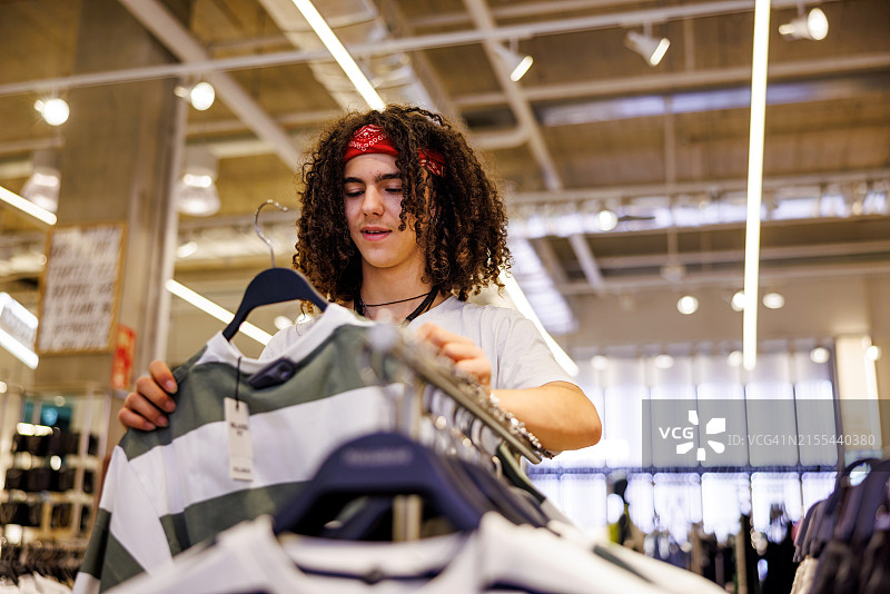 少年购买夏季服装图片素材