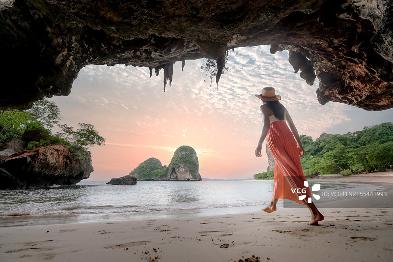 海滩上的舞蹈图片素材