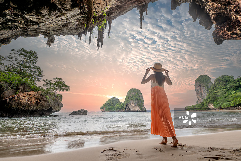 海滩上的舞蹈图片素材