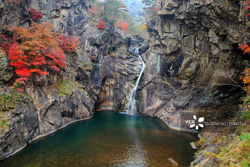 江原道铁原郡三釜渊瀑布秋景图片素材
