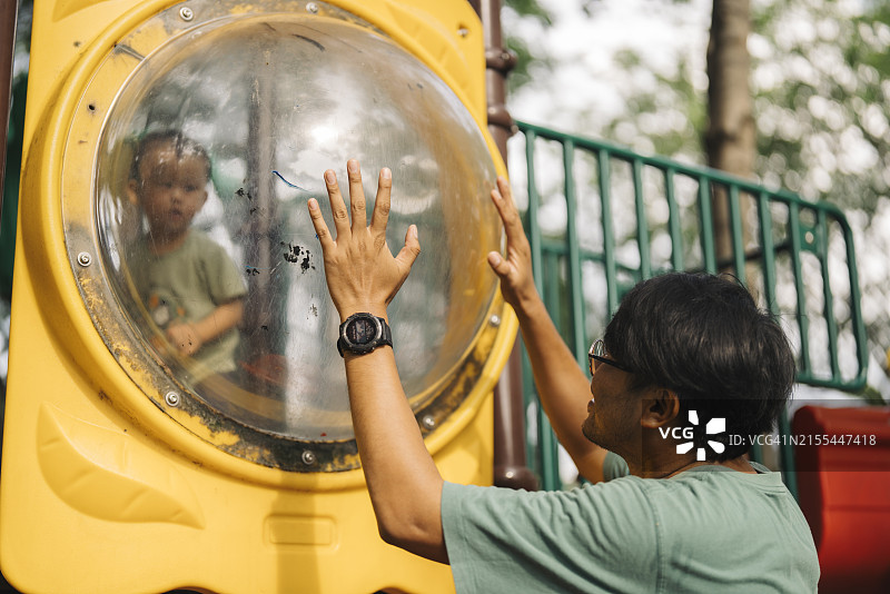 亚洲家庭游乐场亲子互动时光图片素材