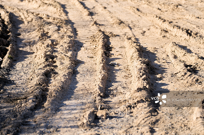 户外：泥泞内陆道路上的轮胎痕迹图片素材