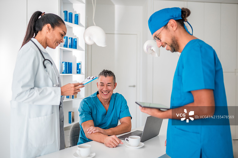 医疗团队在诊所休息室讨论图片素材