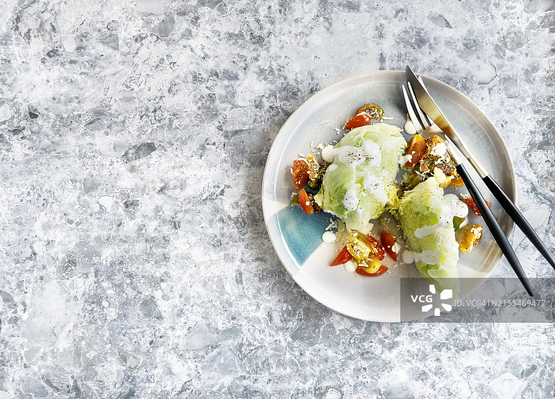 楔形沙拉配樱桃番茄和蓝纹奶酪酱图片素材