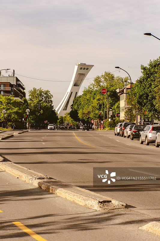 远处有奥林匹克体育场的城市街道图片素材