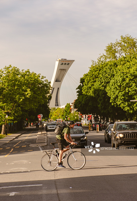 远处有奥林匹克体育场的城市街道图片素材