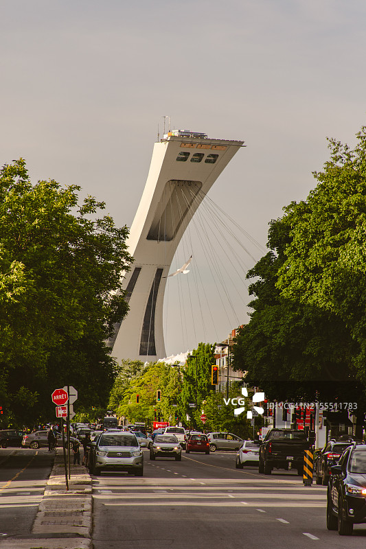 远处有奥林匹克体育场的城市街道图片素材