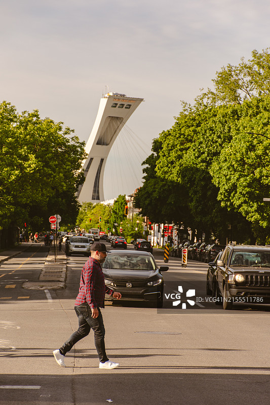 远处有奥林匹克体育场的城市街道图片素材