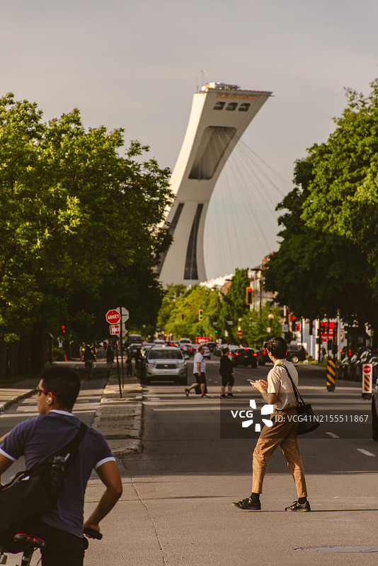 远处有奥林匹克体育场的城市街道图片素材
