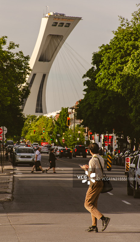 远处有奥林匹克体育场的城市街道图片素材