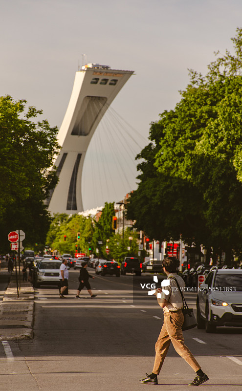 远处有奥林匹克体育场的城市街道图片素材