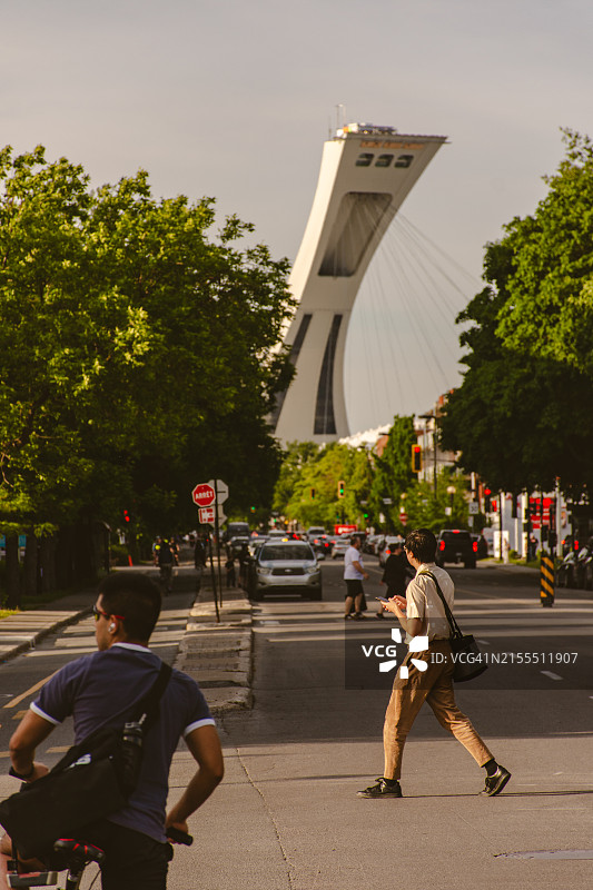 远处有奥林匹克体育场的城市街道图片素材