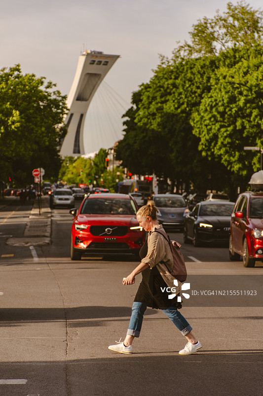 远处有奥林匹克体育场的城市街道图片素材