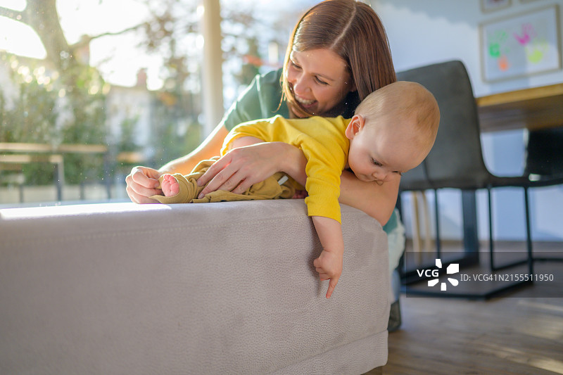 温馨母子居家时光图片素材