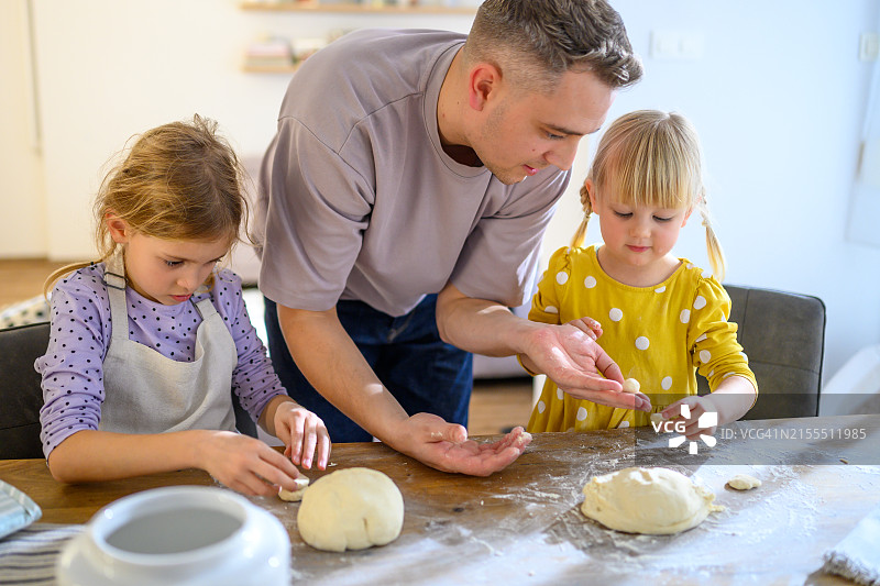 厨房里的亲子烘焙时光图片素材
