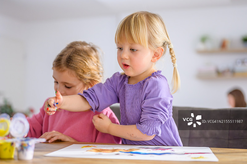 孩子们在家进行创意艺术活动图片素材