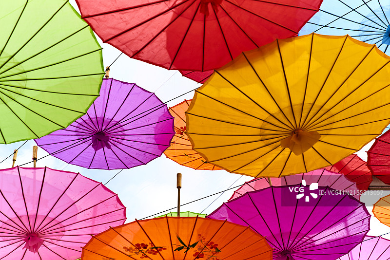 悬挂的彩色雨伞仰视图片素材