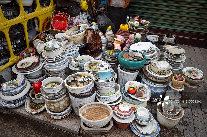 人行道上的二手瓷器餐具摊位图片素材