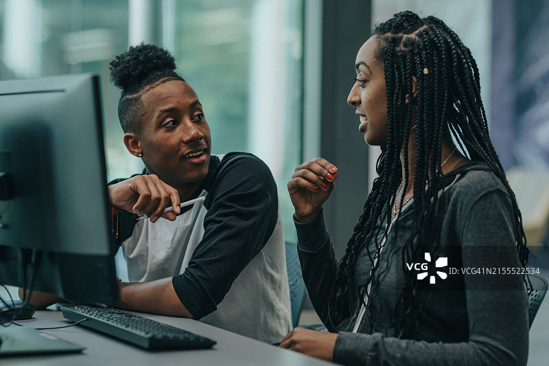 大学生在图书馆电脑室学习图片素材