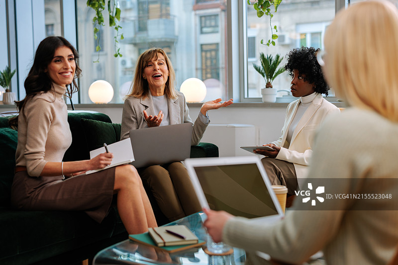 办公室休息室里喜悦的女商人图片素材