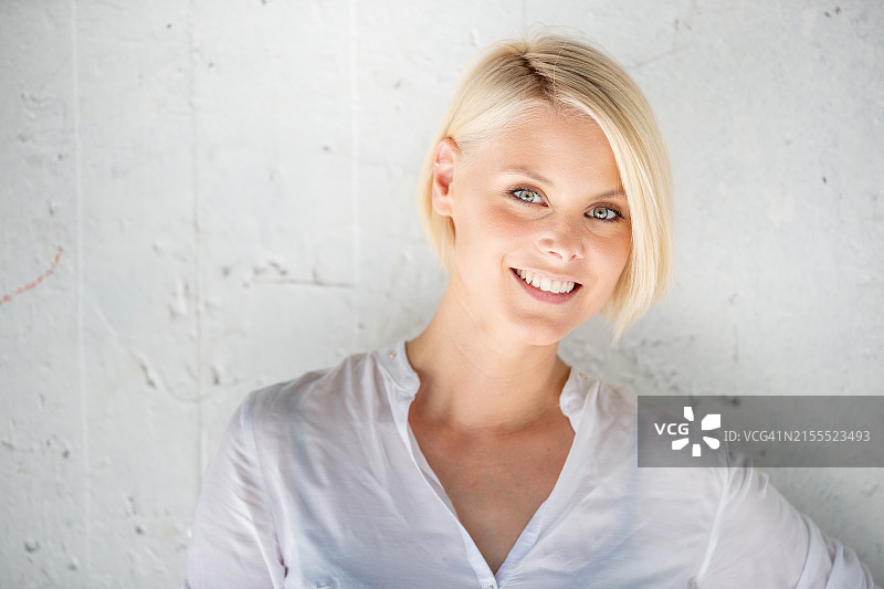 微笑的年轻女人肖像图片素材