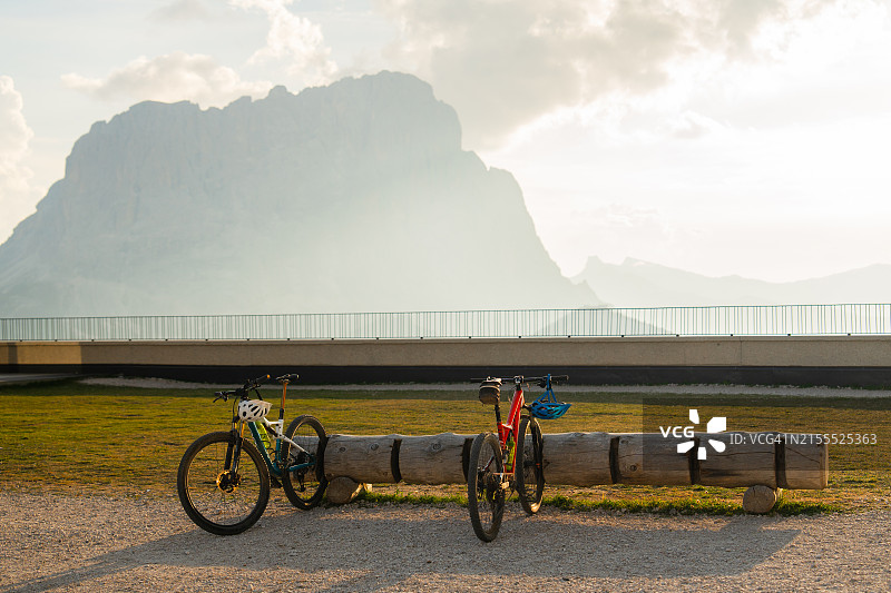 瓦尔加迪纳停车场内带有头盔的山地自行车图片素材