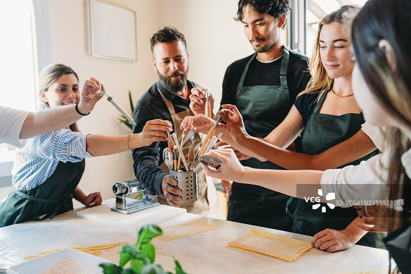烹饪班学员课前准备厨具图片素材