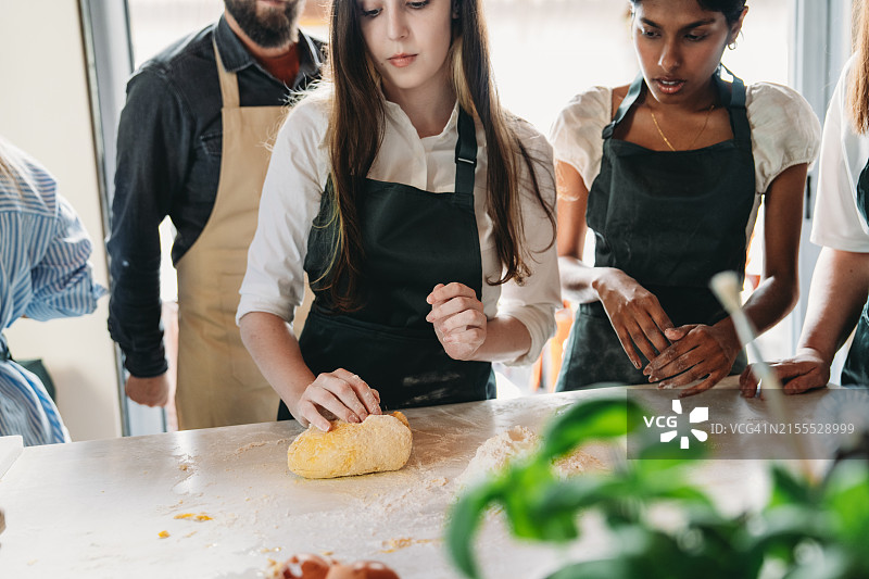人们在烹饪课上学习制作自制意大利面图片素材