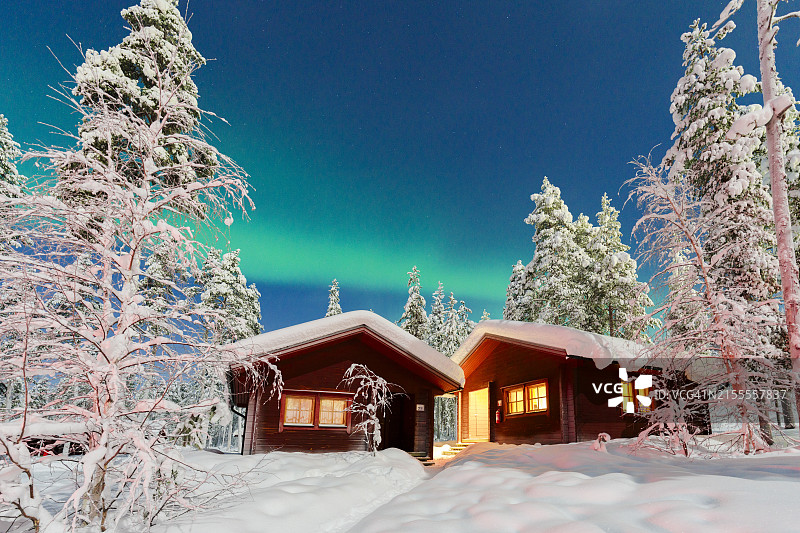 北极光下的雪山小屋图片素材