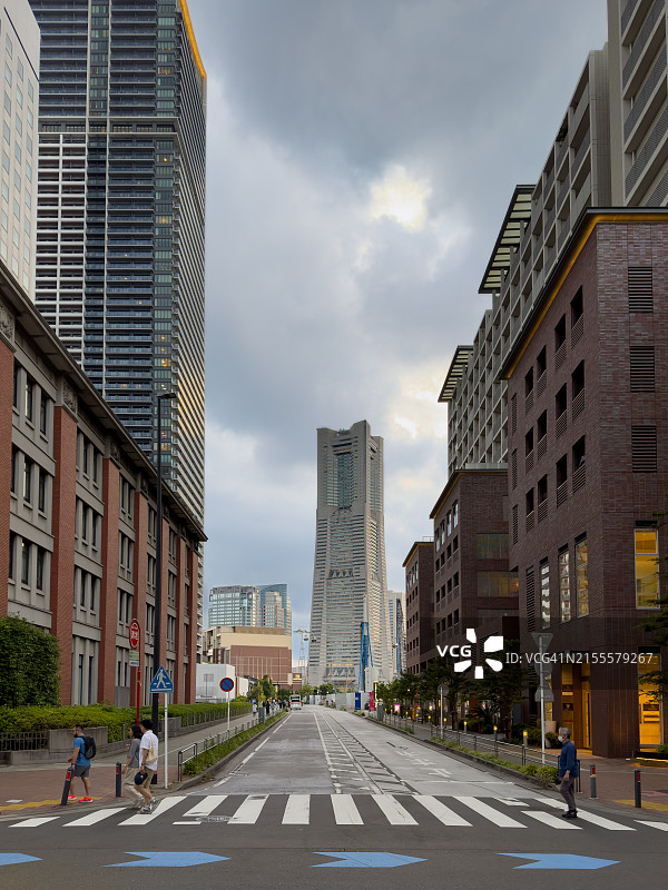 从海岸通观看的地标塔楼，游客正在过马路图片素材