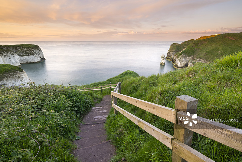 从英国东约克郡弗兰伯勒岬的白垩悬崖眺望塞尔威克斯湾图片素材