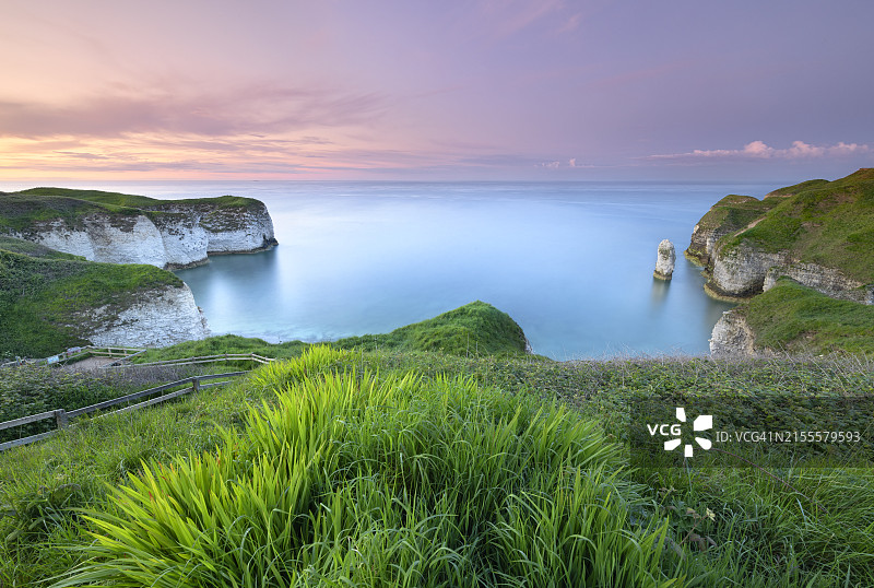 从英国东约克郡弗兰伯勒岬的白垩悬崖眺望塞尔威克斯湾图片素材
