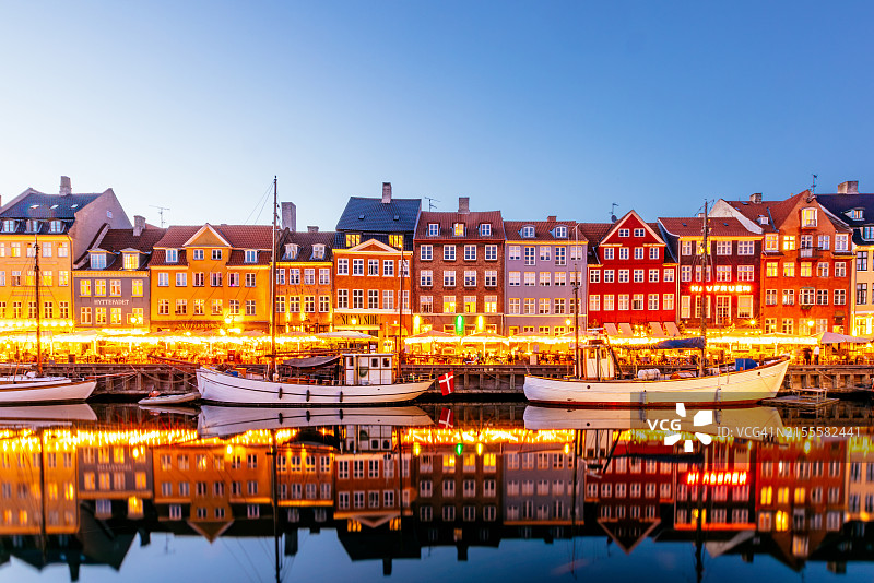 哥本哈根新港，夜晚灯火通明的彩色房屋图片素材