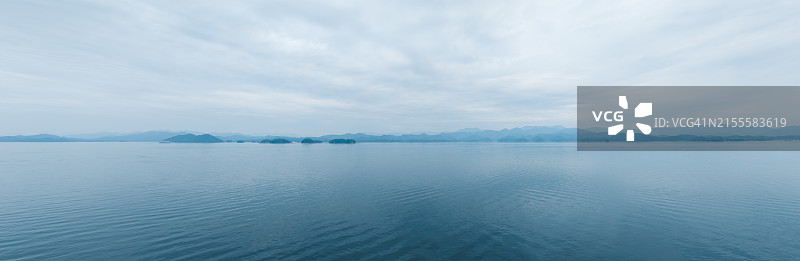 山间湖泊图片素材