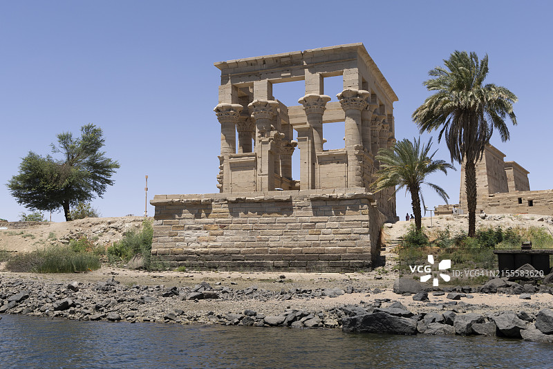 从尼罗河观看图拉真凉亭，阿斯旺市。图拉真凉亭是位于埃及南部阿吉勒基亚岛上的一座寺庙图片素材