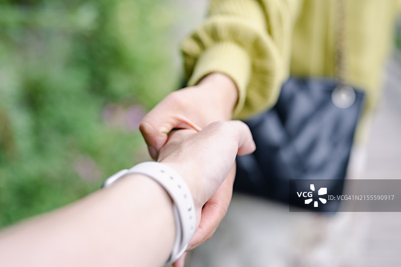 年轻异性情侣牵手图片素材