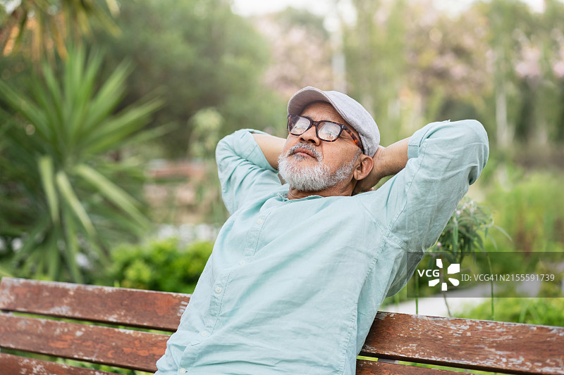 在公园长椅上休息和放松的退休老人图片素材