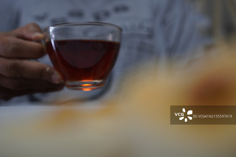 喝热茶图片素材