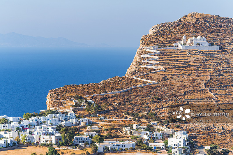 希腊基克拉泽斯群岛弗莱甘兹罗斯岛的霍拉镇和帕纳吉亚教堂图片素材