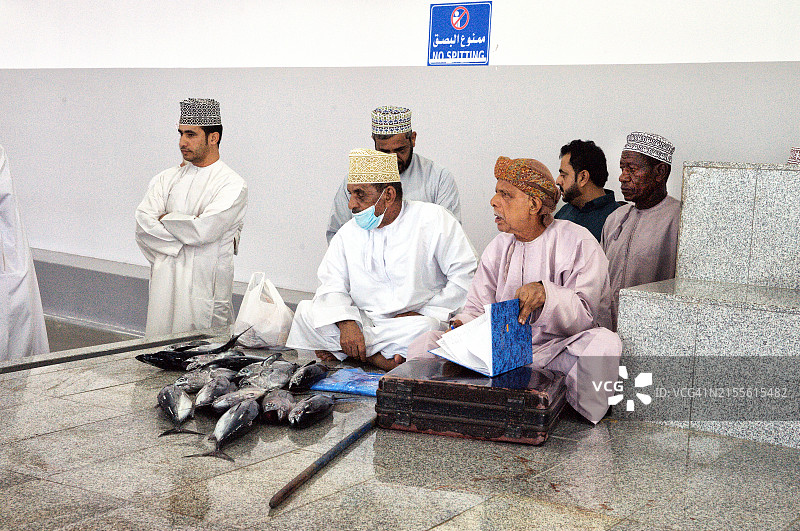 美食 - 市场 - 经济 - 阿曼。巴尔卡市港口销售和采购大厅新鲜捕获的鱼类拍卖 - 阿曼图片素材